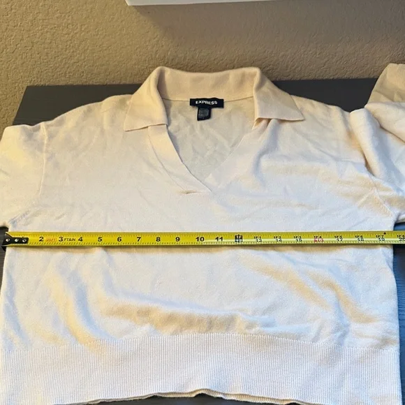 Express Women’s V-Neck Sweater in Cream - Picture 3 of 4